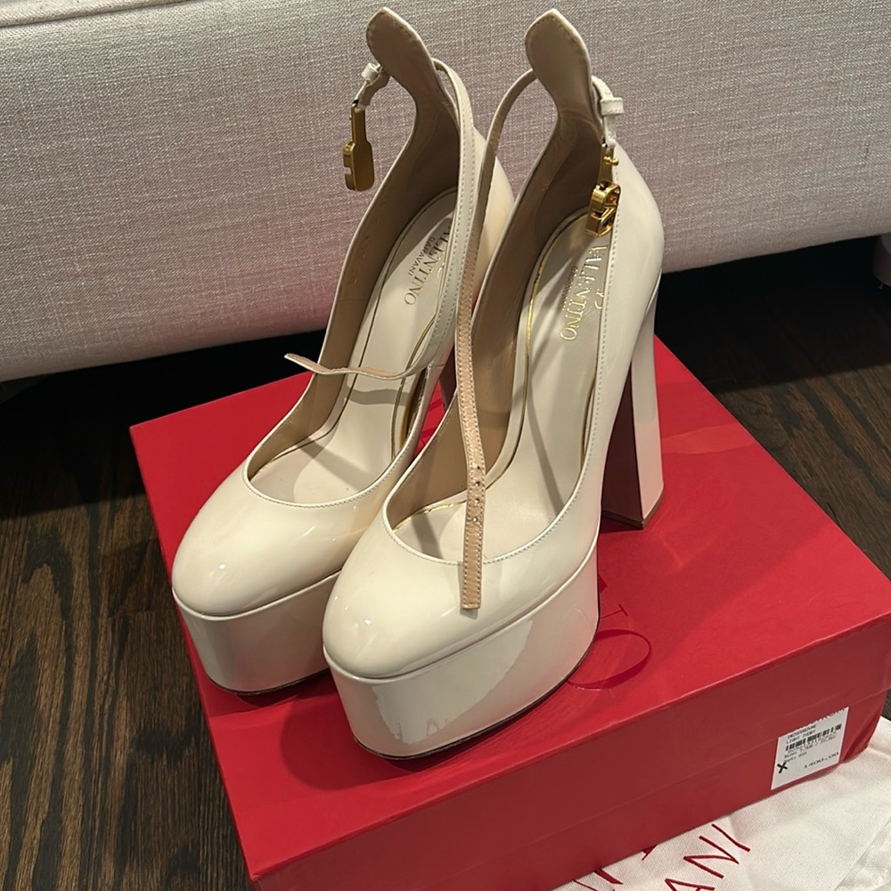 Valentino Garavani Tan-Go Platform Pump